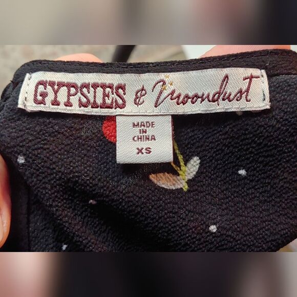 Gypsies & Moondust Cold Shoulder Cherry Print Short Sleeve Blouse Top Sz XS ๐ - Picture 7 of 9